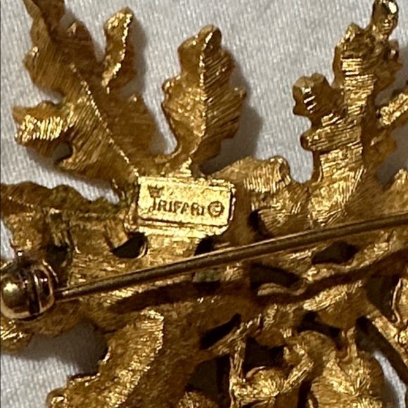 Trifari Vintage Gold and Pearl Leaf Brooch - Picture 3 of 3